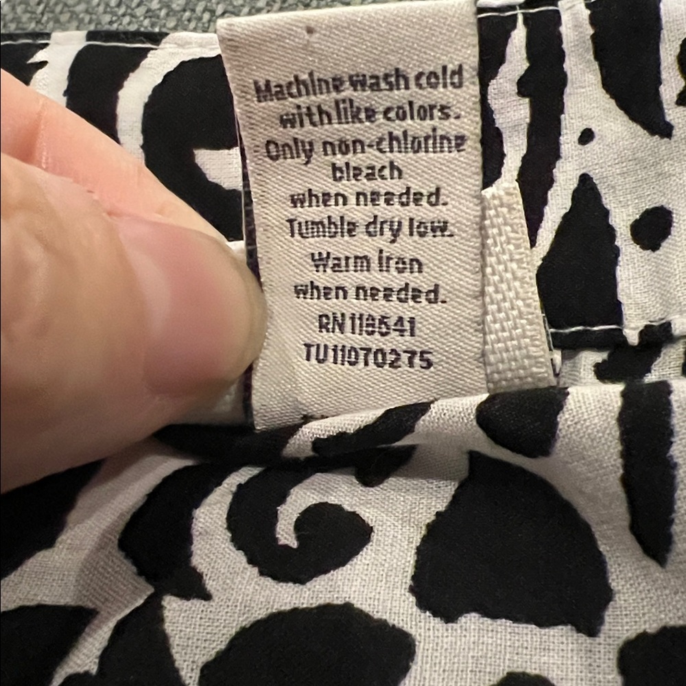 Venezia Black and White Whimsical Blouse w/ 3/4 sleeve Size 14/16 - Picture 8 of 8